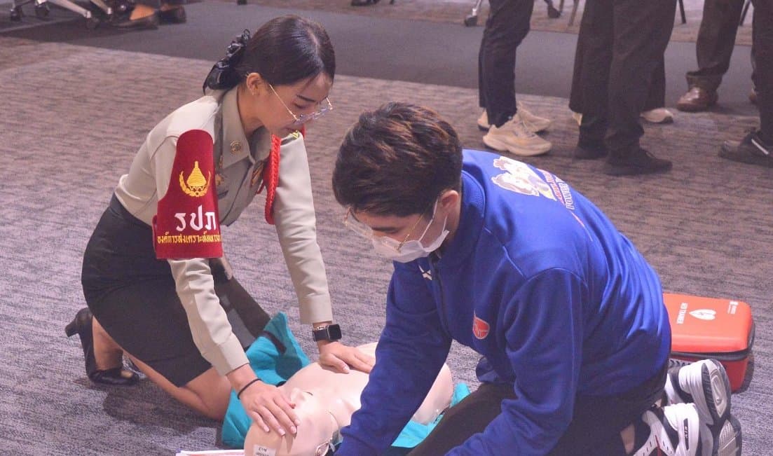 สาธิต CPR และการใช้ AED นอกสถานที่